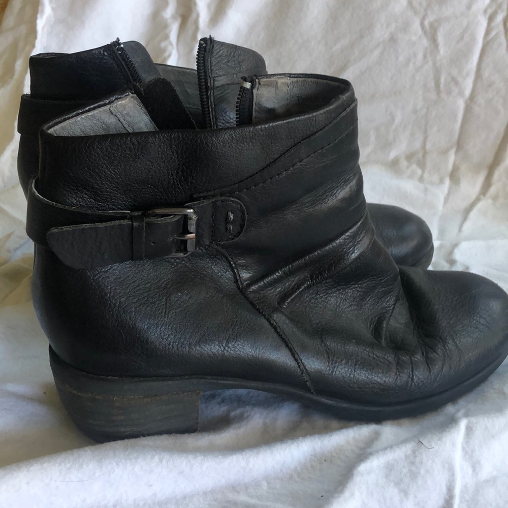 Used Anesha black leather women’s boots